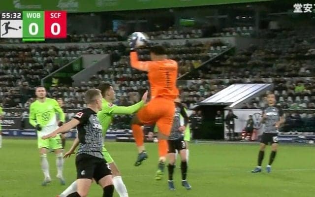 スタジアム騒然！「大丈夫か？」「痛いだろ…」 空中で飛びだしたGKが膝を突き出して“強烈ボディアタック”→相手ごと地面に叩きつける超危険プレー