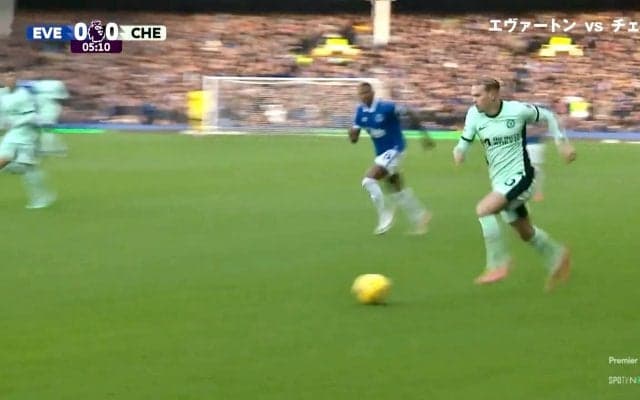 一瞬でDF置き去り！チェルシーの貴公子が“爆速ドリブル” 敵をぶち抜く急加速シーンが話題 「突破いいやん」圧巻スピードにスタジアム大熱狂