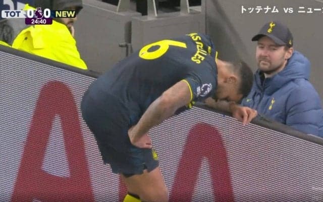 もはや事故！「エグいな」「大丈夫か…」 爆速で飛び込んでゴールライン外の看板に衝突した瞬間　プレミア最多11名の離脱者！怪我人続出のニューカッスルに災難が起こりまくる