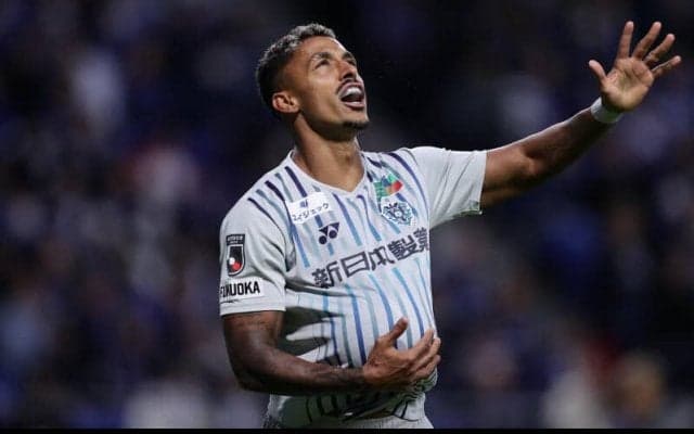 「僕にとって最高の存在」福岡FWルキアンがブラジルのレジェンドFWとの出会いに感激「この人と写真を撮るなんて夢のよう」