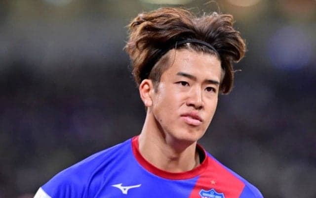 「か、かかか……カッコよすぎるて!!」後光が差すJ2甲府の「機上の背番号10」に賛辞が続々！「眩しすぎるぜエース」「飛行機乗って隣が元希だったら確実に直視できない」などの声