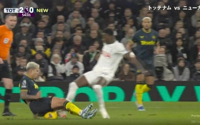 1秒ごとに高速タックル発射！「これが南米流」激しすぎる連続スライディングが炸裂した瞬間　1人目は両足タックル→2人目はスルーパス阻止… チームのピンチを救う鬼ディフェンス