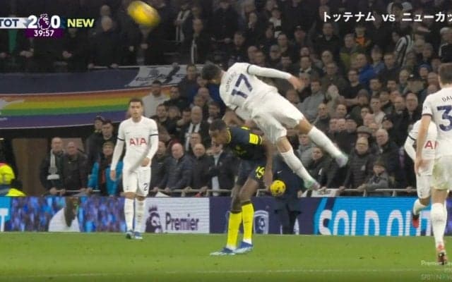 スタジアム騒然！「立ちあがれるか？」「エグすぎる…」 空中戦の競り合いで衝突→腰から地面に急落下した危険シーン アルゼンチン代表DFが激痛で悶絶ノックアウト