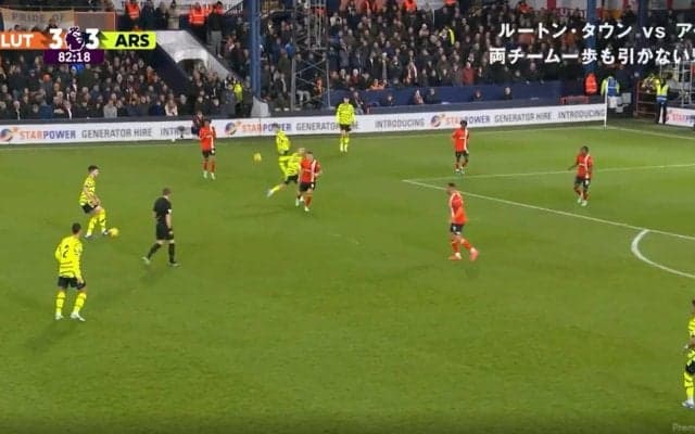 酷すぎる！プレミアリーグでファンが試合を妨害する迷惑行為　悪意丸出しでプレー中のピッチにボールを投げ込む決定的瞬間