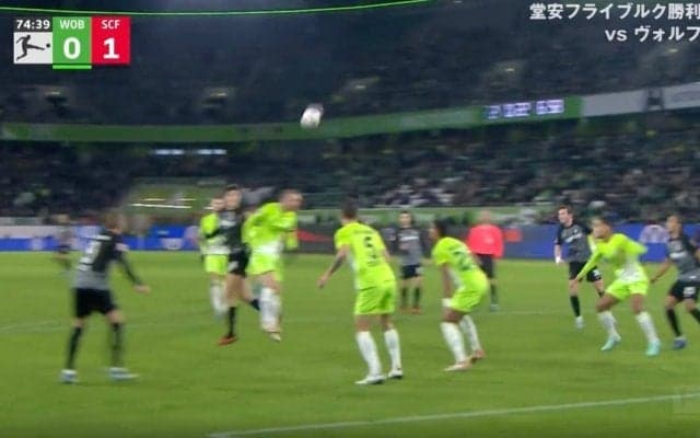 サポーター騒然！「しぶとい」「悪くても1点決める」 堂安フライブルグが珍しすぎるスーパーゴールを炸裂した瞬間　ヘディング3連発でつないだ“技ありの一撃”