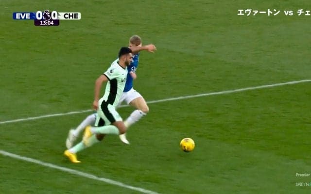 まるで重戦車！190センチ超え大型ストライカーVS超大型センターバックの球際バトルがエグすぎる瞬間 強引ドリブルを鬼ブロック「迫力ありますね」解説者も脱帽