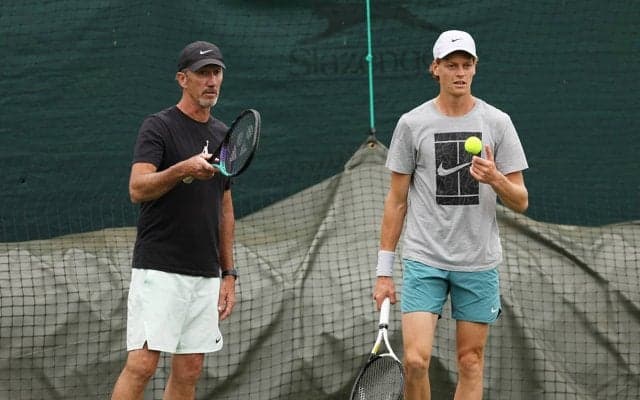 世界4位シナーの躍進を支えた2人のコーチがATPアワードを受賞