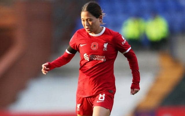 リバプールでも愛される長野風花、チームメイトとのピッチ入場シーンに微笑ましさ