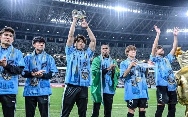 「ガチサポ笑」人気女優がJ1川崎の優勝報告会に「お忍び私服姿」で参加報告！ 退団ストライカーのグッズを手にした貴重な2枚