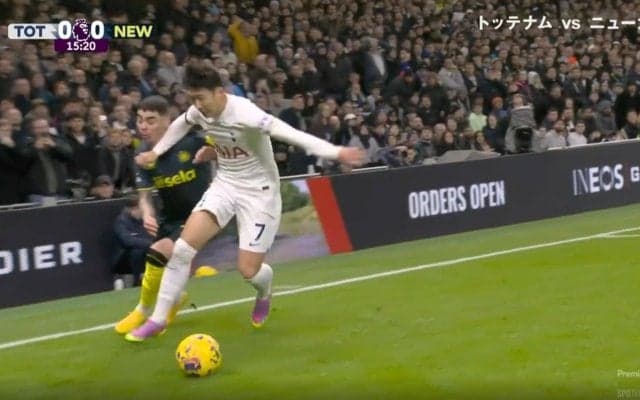 判定に賛否！「完全にヒジ使ってる」「大袈裟だろ」 爆速ラン→強烈エルボーが顔面に直撃した問題シーン 韓国代表ソン・フンミンのタックルが物議を醸す