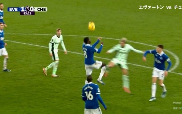 退場だろ！無謀な危険タックルに批判殺到 血気盛んなチェルシーFWの“若い”プレーに解説も苦言「ボールを見ないでいってる」