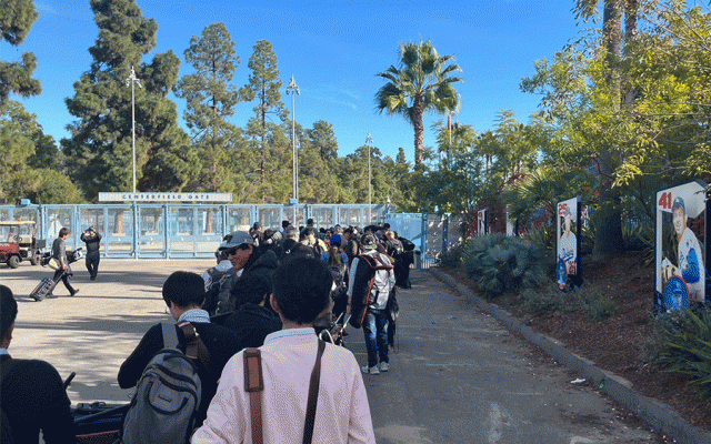 大谷翔平の入団会見、開門前に大混乱　日米メディア約200人集結…ゲート大行列