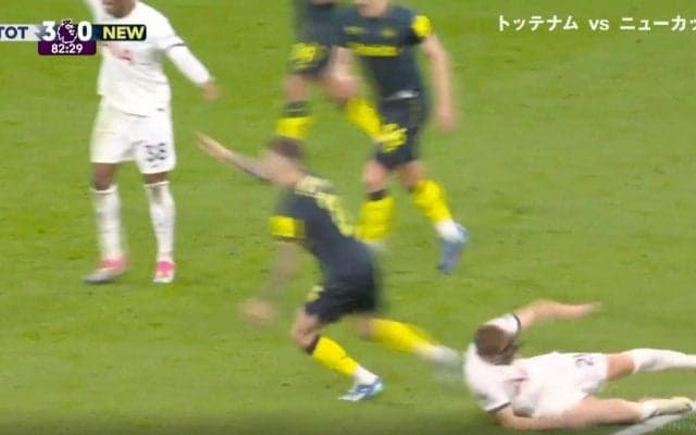 スタジアムに響く断末魔の叫び！「バチバチだな」「ボールに触ってないw」 危険すぎる“報復タックル”が炸裂した瞬間 ボールを奪った直後に出場停止覚悟のラフプレー