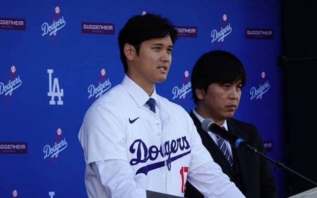 大谷翔平、ドジャースユニ初披露　青空のもと入団会見…背番号「17」もお披露目