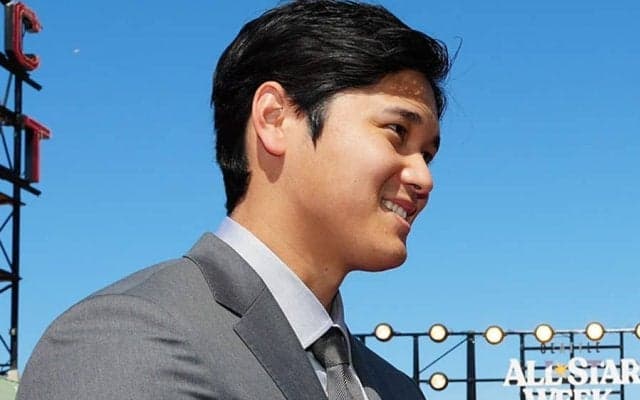 大谷翔平がドジャースタジアム到着　水原一平通訳と笑顔…球団X「ウェルカム」