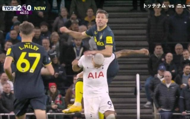 スタジアム騒然！「バケモノ？」「不死身かよ…」 激しく吹っ飛ばされて地面に転倒→すぐに復活 ブラジル代表FWの人間離れしたフィジカルがスゴすぎる瞬間