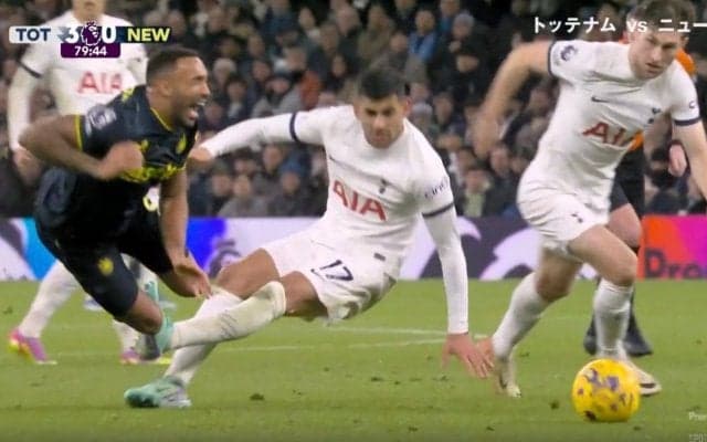 サポーターがブチギレ！「退場だろ」「酷すぎる」 悪意しかない殺人タックルが炸裂した瞬間　アルゼンチン代表DFが物議を醸すラフプレー→嘘バレバレの演技