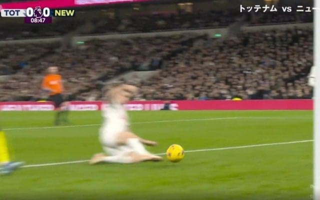 スタジアム騒然！「マジかよ」「え！触ってるの？」ほんの足先でコースをずらした“神スライディング” あわやオウンゴールの危険位置で炸裂した超スーパープレー