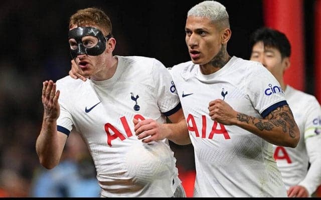 クルゼフスキ1G1Aの10人トッテナム、フォレストをシャットアウトで連勝【プレミアリーグ】