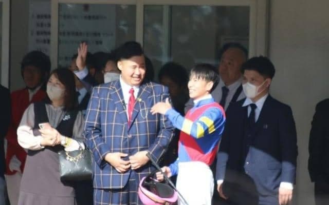 フィッシャーズ・ンダホの愛馬ワンダホー デビュー戦はホロ苦い結果に