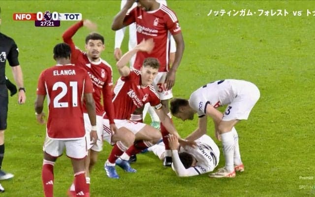 顔面流血の競り合いに騒然…英プレミア・トッテナムのFWに衝撃アクシデント 古巣との対戦で負傷も自力で退場→“元エース”に敵地サポーターは異例の拍手でエール