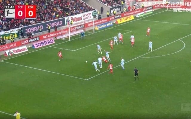 ファウルか、ノーファウルか？ 堂安律がPK獲得を狙った“巧みな駆け引き”を炸裂した瞬間　ボックス内でパスを引き出す→相手選手との接触の末に転倒するマリーシアなプレー