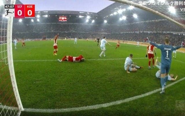 誤審か？ VARが“報復タックル”を見逃した瞬間　3人連続でピッチに倒れる危険プレーが発生 顔面に強烈エルボー直撃で1人ノックアウト→速攻で空中タックルで2人吹っ飛ばされる