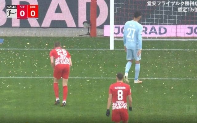 サポーターがブチギレて試合中断！「食べたら浅野みたいにゴール決められるぞ」堂安フライブルグでも暴動行為　前半12分に応援ボイコット！大量のコインチョコが投げ込まれた瞬間