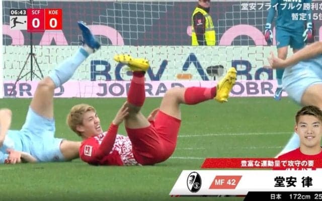 スタジアム騒然！「危ねえ」「潰しにきたな」堂安律がDF2人がかりの強烈タックルで吹っ飛ばされた瞬間　天才的なターン→ドリブル突破を強引に阻止