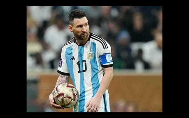  メッシのW杯制覇ユニがナダルの元へ 