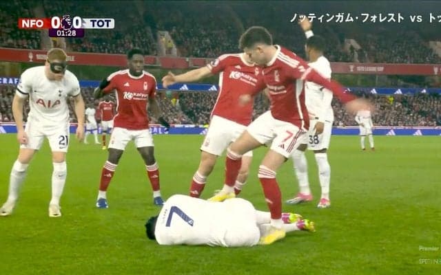 「削られ方がえぐい！」「全く容赦なし」足元刈り取るタックル→倒れたエースを執拗にキック “アジア人NO.1”ソン・フンミンに対する格闘技ディフェンスが物議を醸す