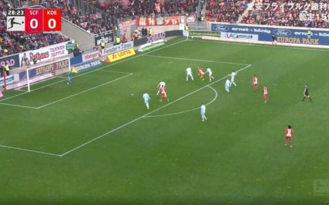 「強いな…」「よく粘った」堂安律は負けない！相手DFに囲まれながらも“鬼のキープ力”を炸裂した瞬間　狭いスペースでもボールを失わない強靭フィジカルと超絶テクニック