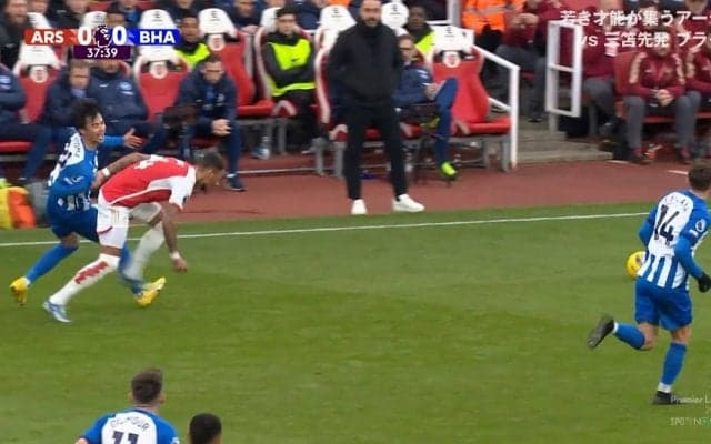 三笘薫、ブチギレ猛抗議に「仕事したな」イングランド代表DFファウル覚悟の“ひっぱりディフェンス”に猛アピール成功の瞬間