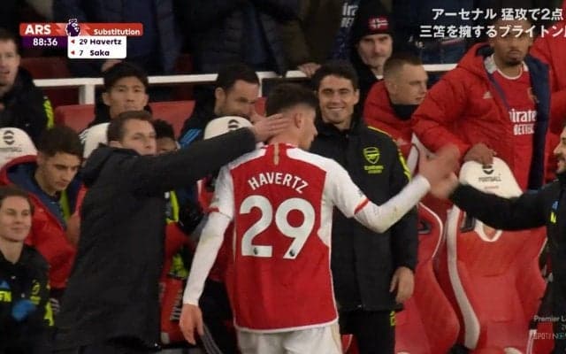 「トミーがいた！！」負傷離脱の冨安健洋、ブライトン戦で同僚のゴールにニッコリ　カメラに抜かれてファンもほっこり「トミーの顔見れたから今日はもういいや」