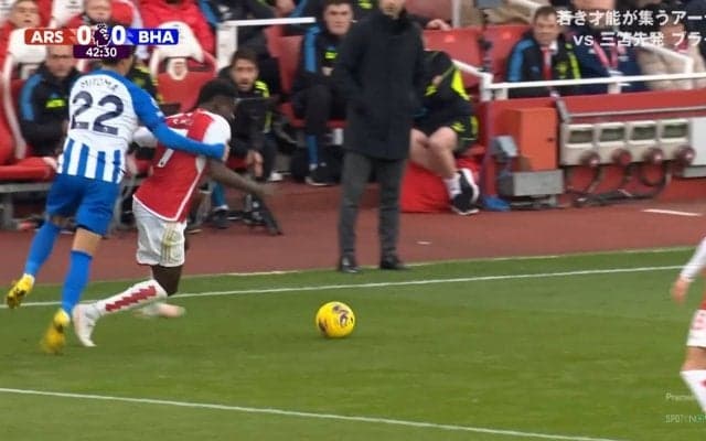 三笘薫のファウルにブチギレた敵将にイエローカード！三笘がアルテタの前で手を使ってファウル→アピールしすぎで自分もカードを喰らう珍事にファン困惑「今のなんで抗議した？」