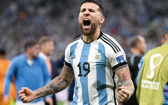 W杯優勝から1年…全試合にフル出場したオタメンディとトロフィーの独特2ショットにチームメイトたちも困惑？「気が狂ったのか？」