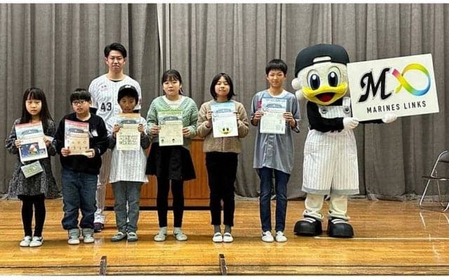 ロッテ秋山が小学校訪問　児童403人に算数ドリル配布「とても楽しかった」