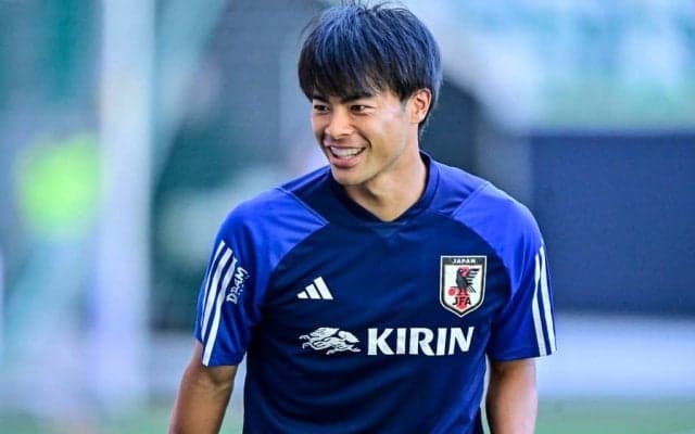 「なんこれ!?」「何が守れんねんそれでw」三笘薫のチームメイトが着用した「世界最小の“すね当て”」が話題に！ 「アサリくらい小さい」「ポテチ」など “例え”のコメントも寄せられる