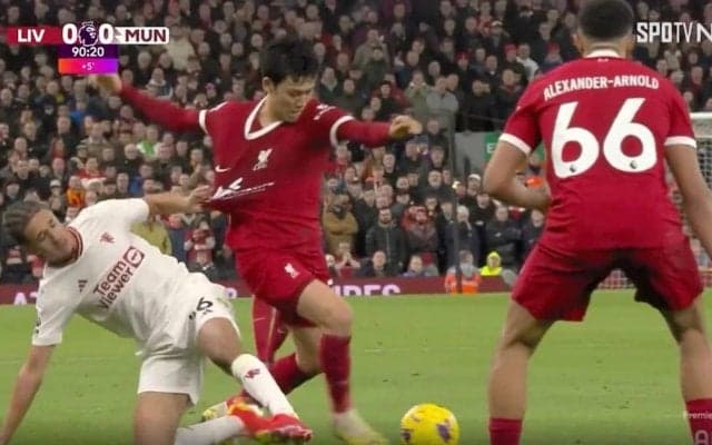 メチャクチャ潰してる！「1対1強いな…」「デュエル王復活」 リバプール遠藤航が激しい肉弾戦を制してボール奪取した瞬間　ユニフォームが破れるレベルの掴み合いにも動じない強靭フィジカル