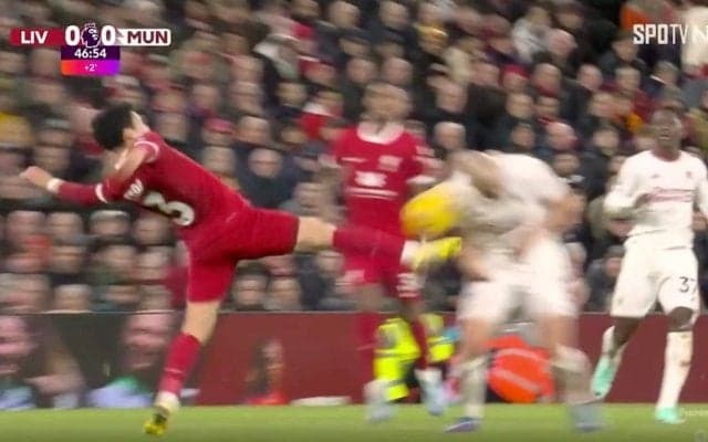 あわや退場レベル！「危ねえ」「大丈夫か…」 リバプール遠藤航の危険なハイキックを炸裂した瞬間　ボールに突っ込んできた相手選手の腹部に直撃