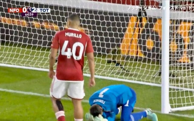 やっちまった！GKがとんでもないキックミス→痛恨失点でピッチ叩き激昂 「あーあ」「見えんかったか」守護神が頭抱えた絶望“プレゼントパス”にファン落胆 