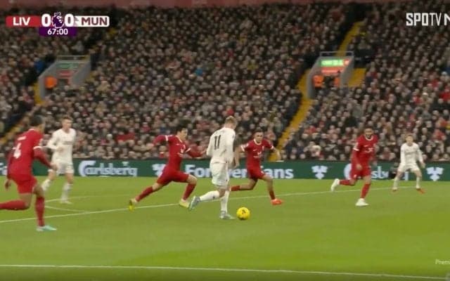 スタジアム騒然！「ベストプレー」「職人すぎる」 リバプール・遠藤航がチームの大ピンチを防ぐ“超絶カバーリング”炸裂　マンUの必殺カウンターを完璧守備で封じた瞬間