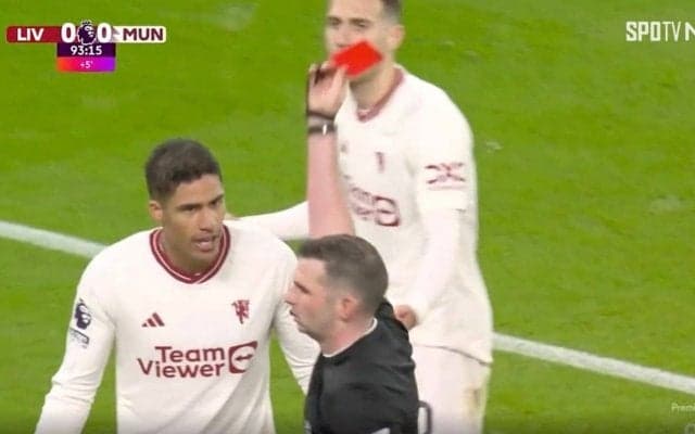 審判ブチギレ！「お前、ちょっと来い」 1秒間で\"2連続警告\"で電光石火の退場宣告をした瞬間　マンUの爆速DFが怒りの猛抗議… スーパープレー後の衝撃の退場劇にスタジアム騒然