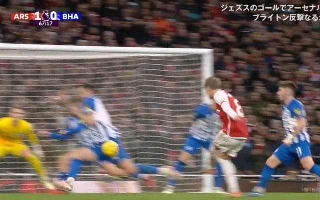 殺人級！超至近距離から股間に強烈な一撃！鳥肌モノの悶絶シュートブロックにスタジアム騒然…それでも立ち上がりヘディングクリアの漢気溢れる鉄壁守備に「すごすぎ」「神ダンク」