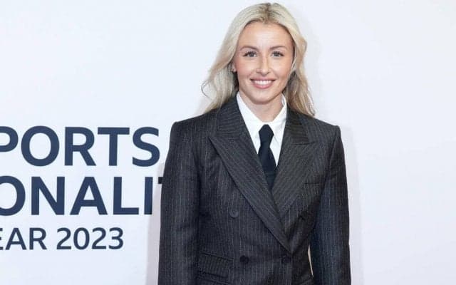 「みんなが待っていた写真」イングランド女子代表DFのファッションに脚光！スーツもドレスも「何でも似合う」「最高の組み合わせ」