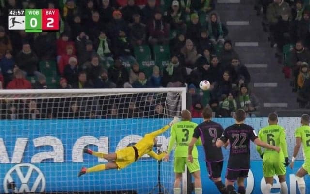 人間じゃねえ… ガチのバケモノだ！「なんというシュート精度！」「まさに決定力…」 GKの手が届かない位置に叩き込む！美しすぎる“急回転ミドルシュート”が炸裂した瞬間　FWケインの21ゴール目は止めることが不可能な一撃