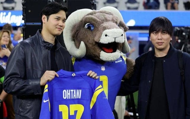 大谷翔平、NFLの試合にサプライズ登場で騒然　ラムズの「17」特別ユニ贈られ笑顔