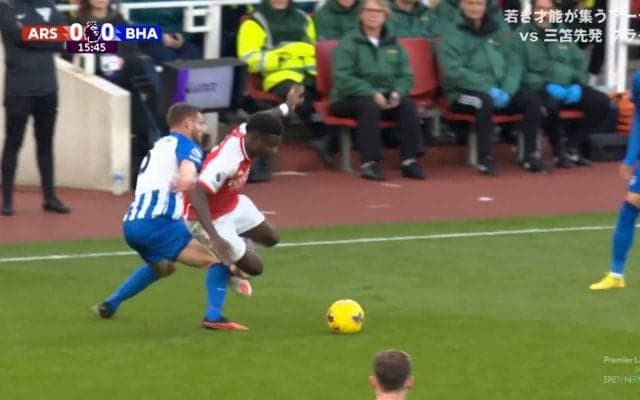 「ひでえ」「破壊行為」三笘の目の前でイングランド代表を潰しにかかるロケットスライディング炸裂　大ベテランが16歳下の若手を削ってカードなし“老獪”タックルの瞬間