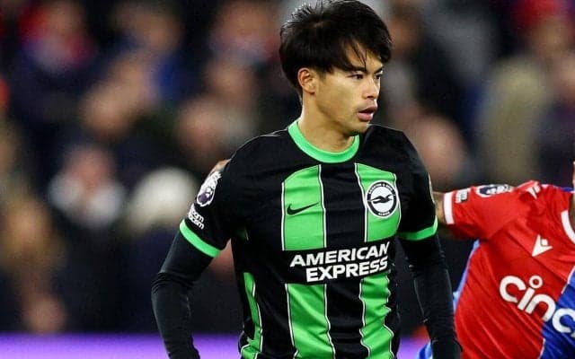 「スポーツマンシップの欠けらも無い」負傷した三笘を無理矢理起こして押しのけた相手GKに怒りの声も「怪我人だぞ？」