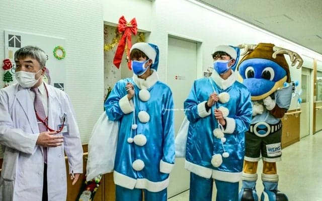 J1川崎の2選手が“ブルーサンタとして市内病院を訪問！ 子どもたちと触れ合い、「与えるパワーは自分の活躍次第でどんどんデカいものになる」と飛躍期す